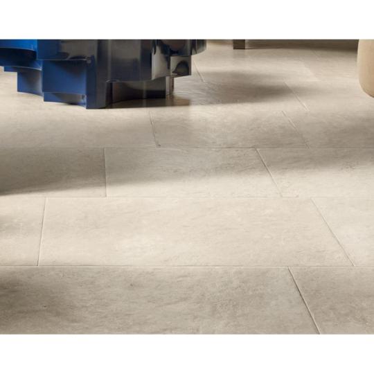 kohatasu bezs feher vilagos mediterran fagyallo burkolat jarolap vegyes lerakas padloburkolat fagyallo csuszasmentes terasz nappali rusztikus szelu koburkolat.jpg